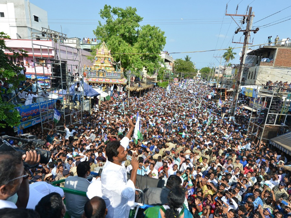 YS jagan public meeting at Kakinada Photo Gallery - Sakshi6