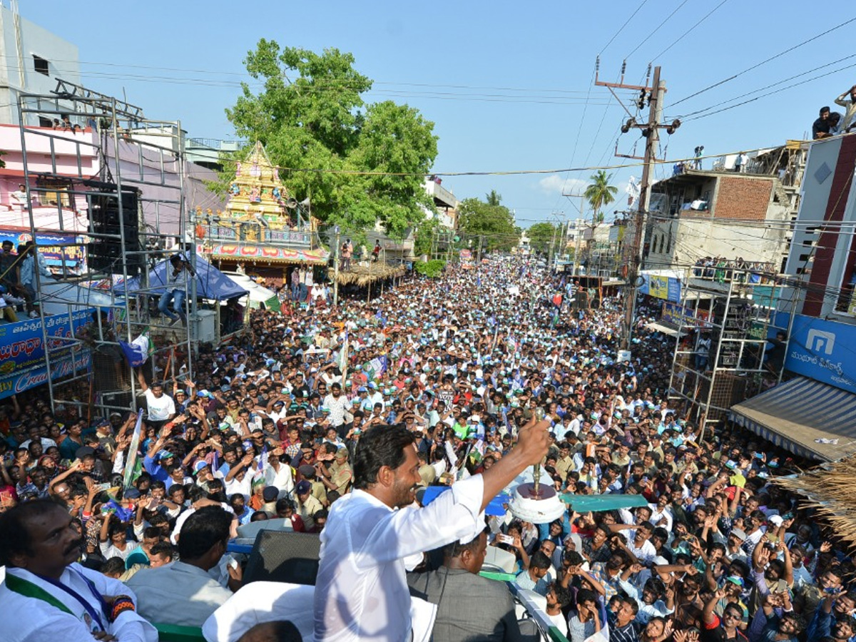 YS jagan public meeting at Kakinada Photo Gallery - Sakshi9