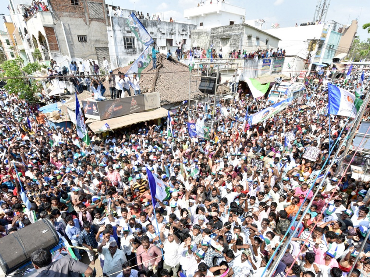 YS jagan public meeting at eluru Photo Gallery - Sakshi3