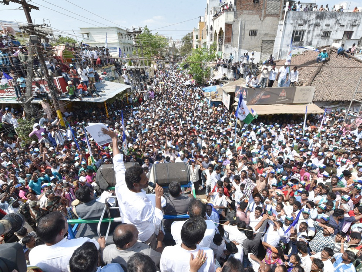 YS jagan public meeting at eluru Photo Gallery - Sakshi4