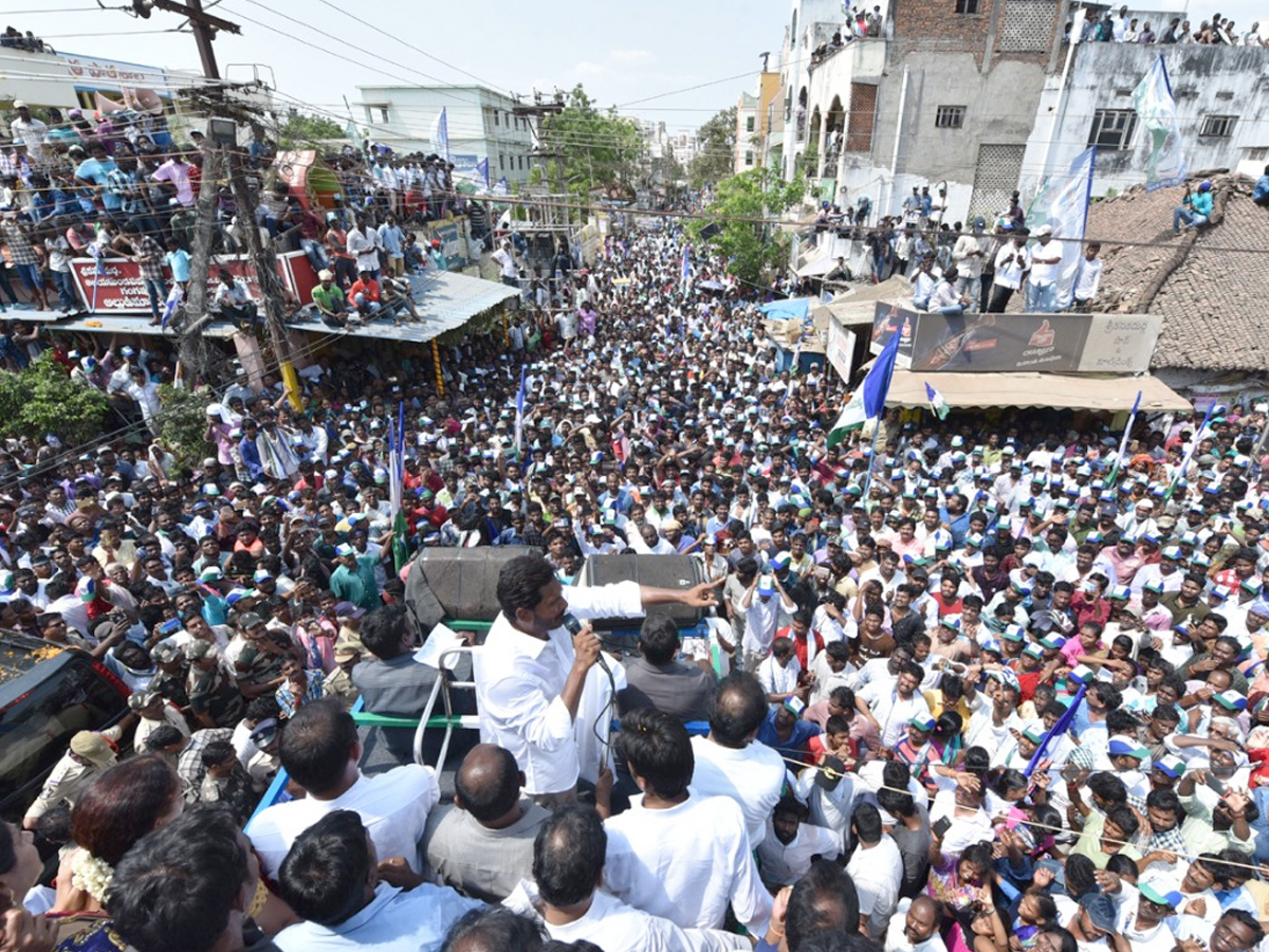 YS jagan public meeting at eluru Photo Gallery - Sakshi5