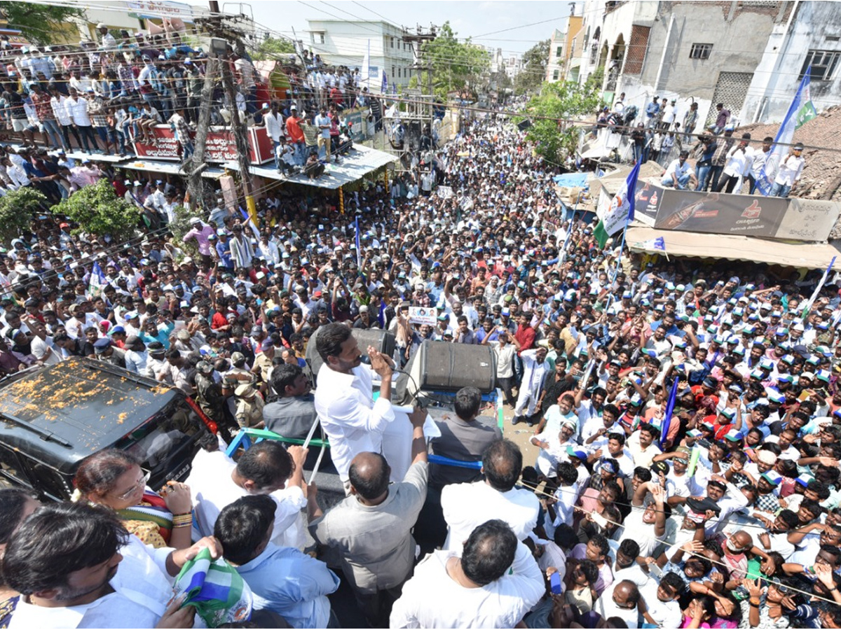 YS jagan public meeting at eluru Photo Gallery - Sakshi8