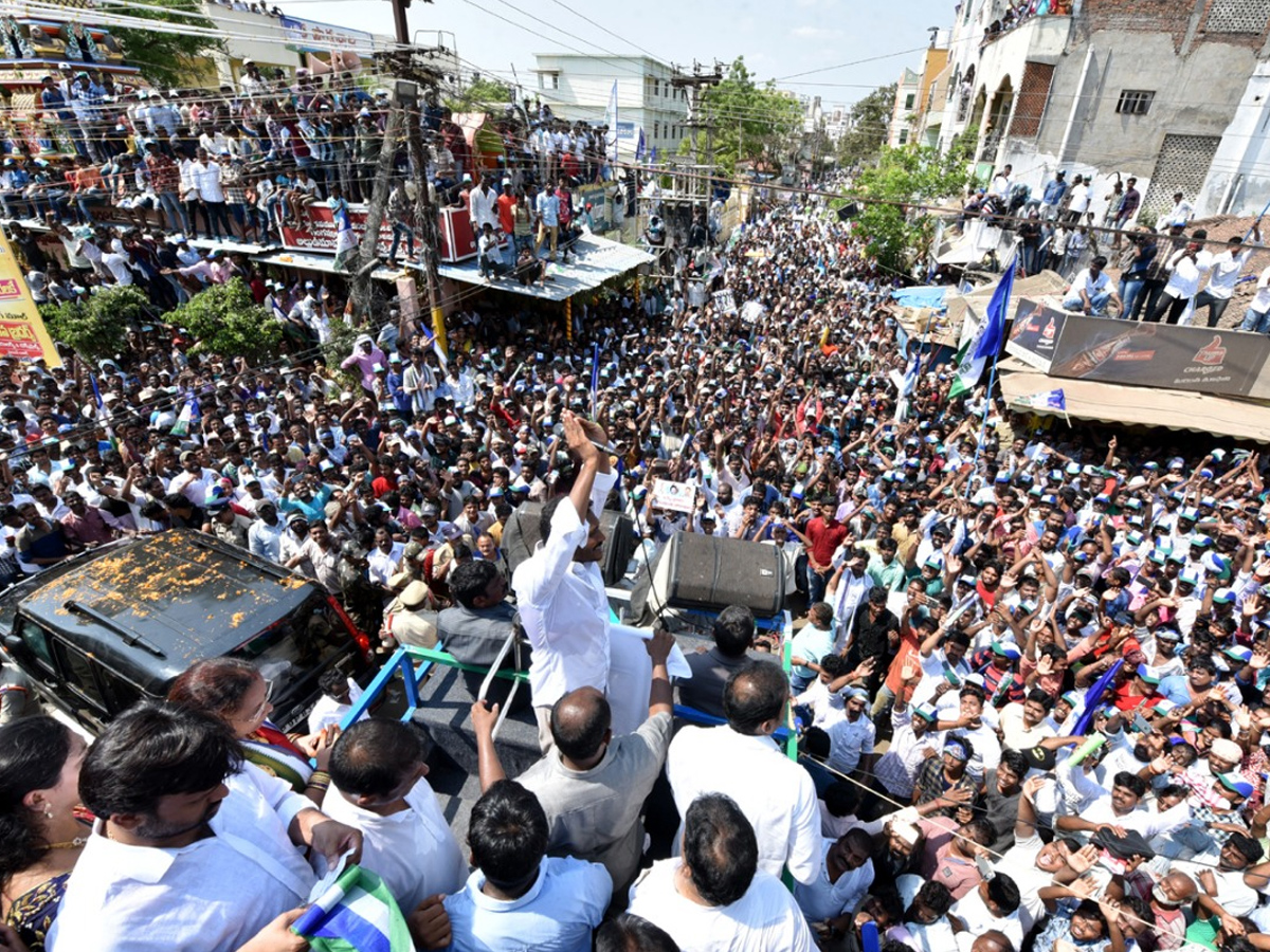 YS jagan public meeting at eluru Photo Gallery - Sakshi9