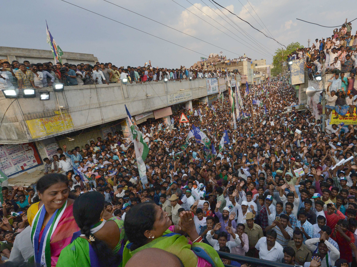 YS vijayamma public meeting at pathikonda photo Gallery - Sakshi1