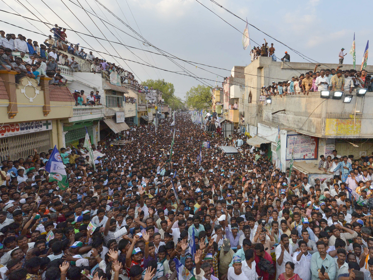 YS vijayamma public meeting at pathikonda photo Gallery - Sakshi2