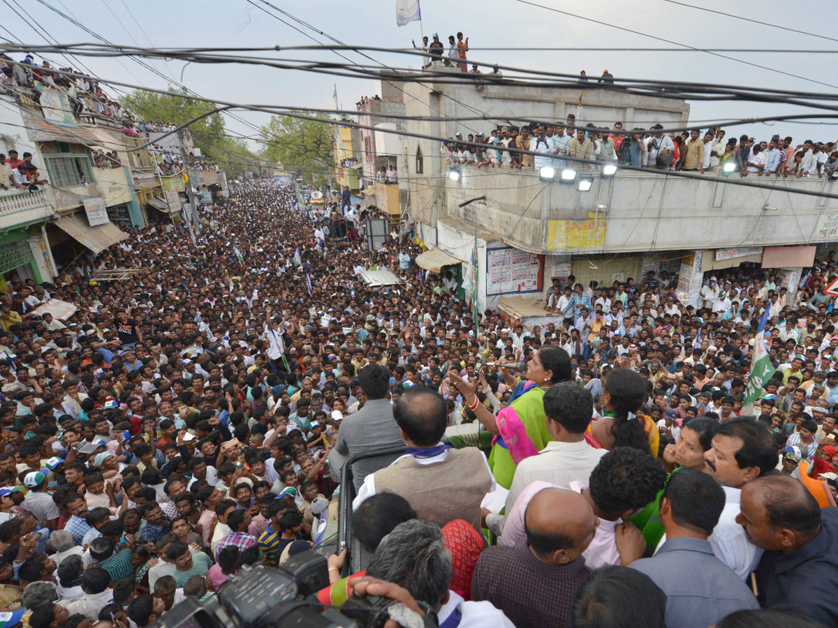 YS vijayamma public meeting at pathikonda photo Gallery - Sakshi3