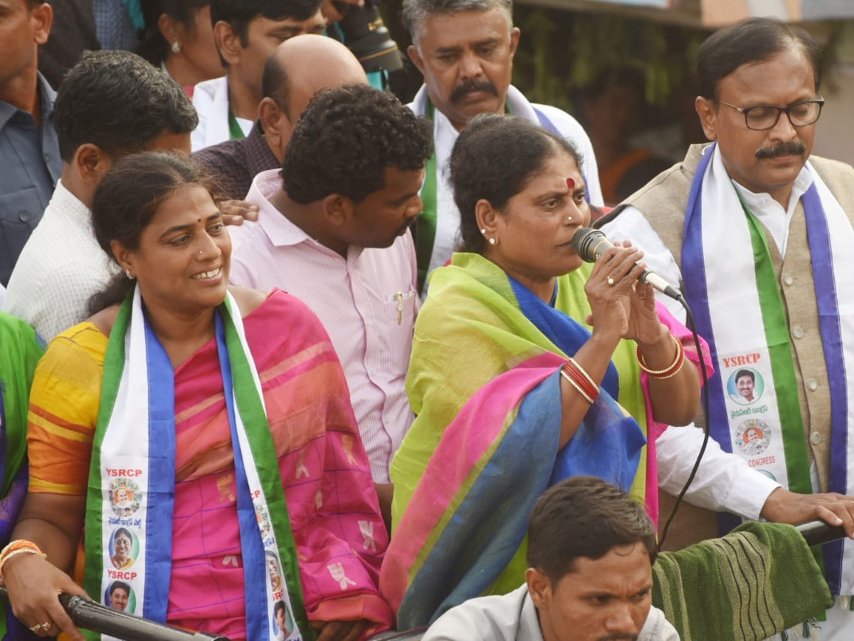 YS vijayamma public meeting at pathikonda photo Gallery - Sakshi6