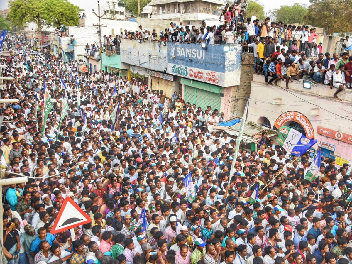 YS vijayamma public meeting at pathikonda photo Gallery - Sakshi7