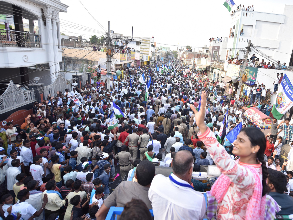 YS Sharmila public meeting at jaggayyapeta Photo Gallery  - Sakshi8