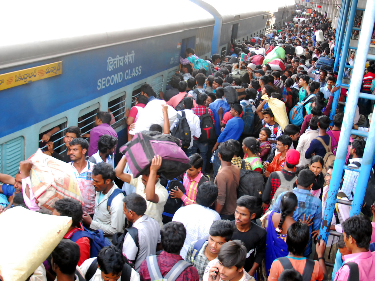 Heavy Rush at secunderabad railway station photo gallery - Sakshi1