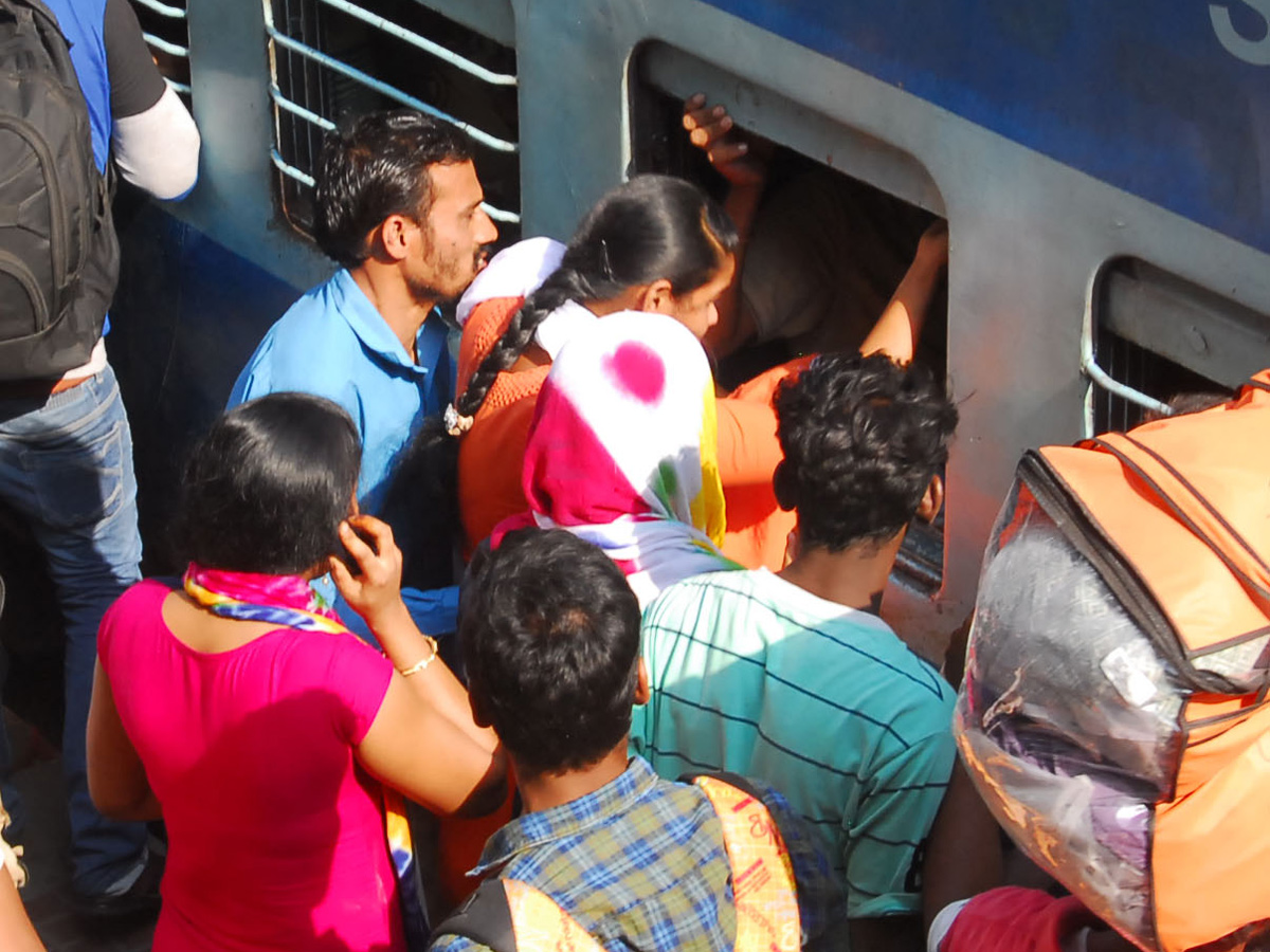 Heavy Rush at secunderabad railway station photo gallery - Sakshi13