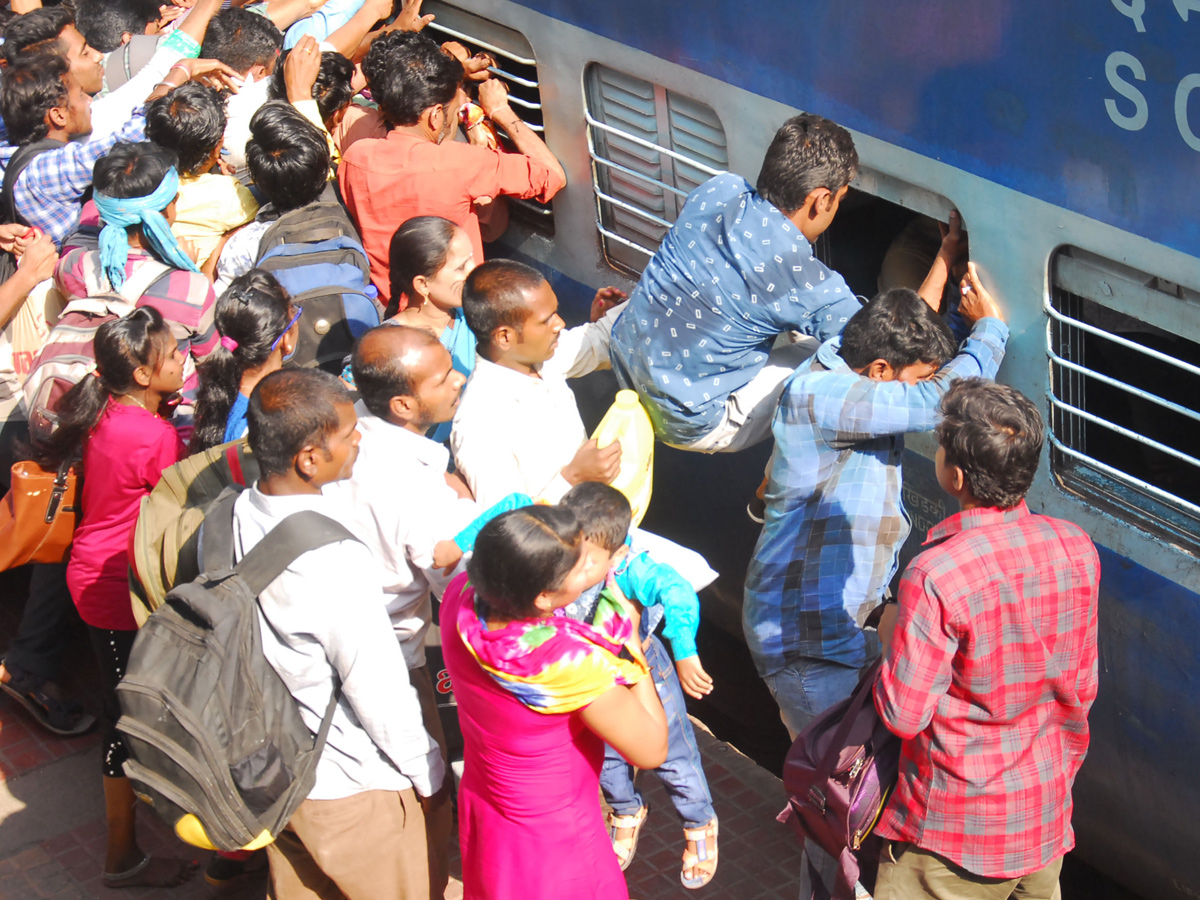 Heavy Rush at secunderabad railway station photo gallery - Sakshi15