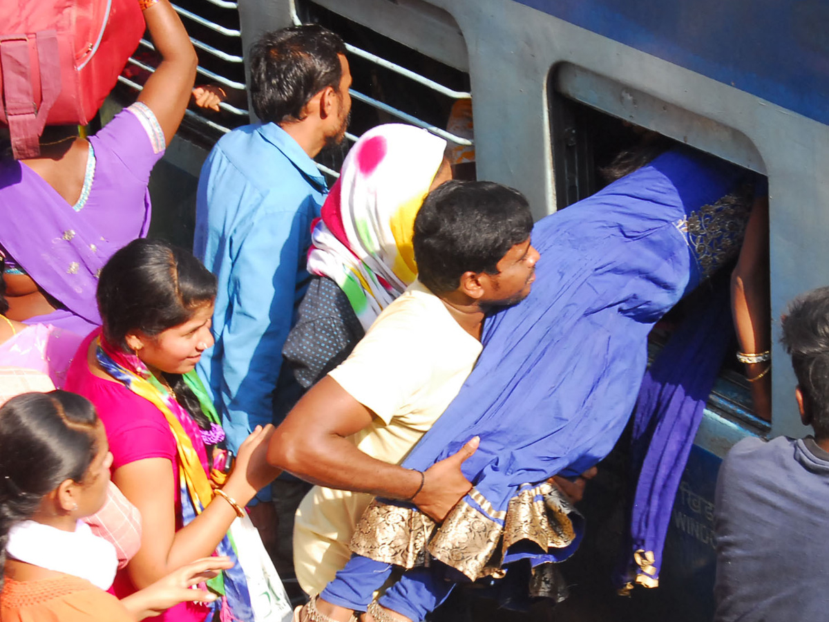 Heavy Rush at secunderabad railway station photo gallery - Sakshi16