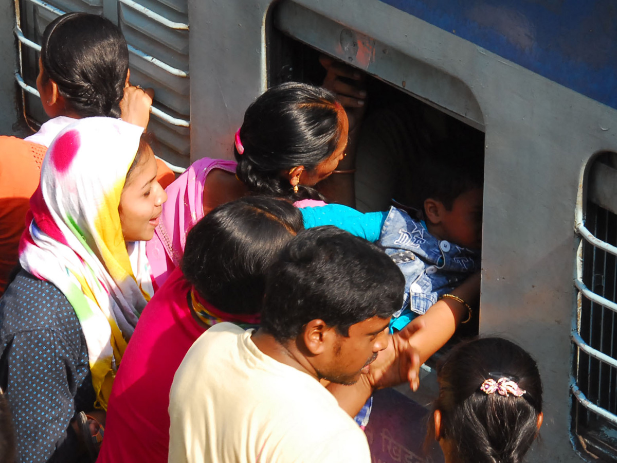 Heavy Rush at secunderabad railway station photo gallery - Sakshi17