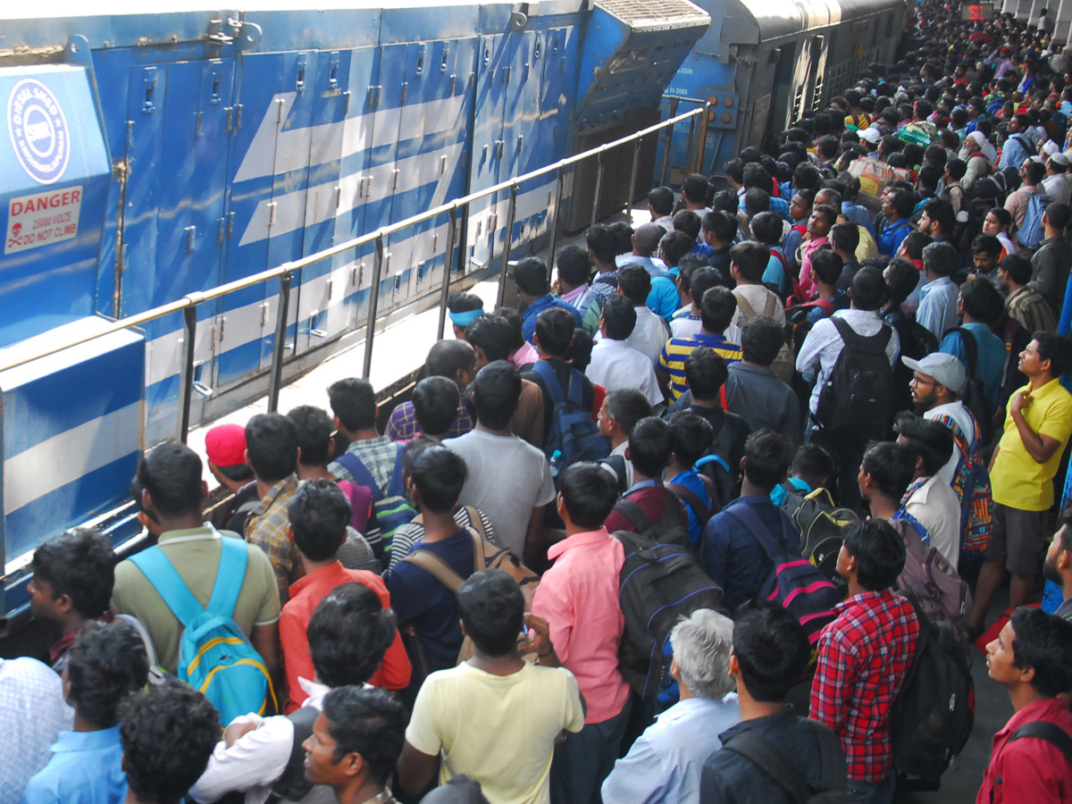 Heavy Rush at secunderabad railway station photo gallery - Sakshi24