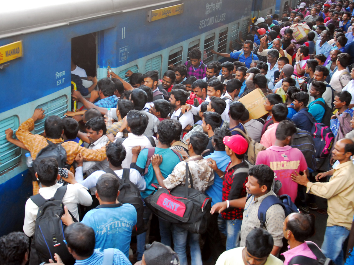 Heavy Rush at secunderabad railway station photo gallery - Sakshi25