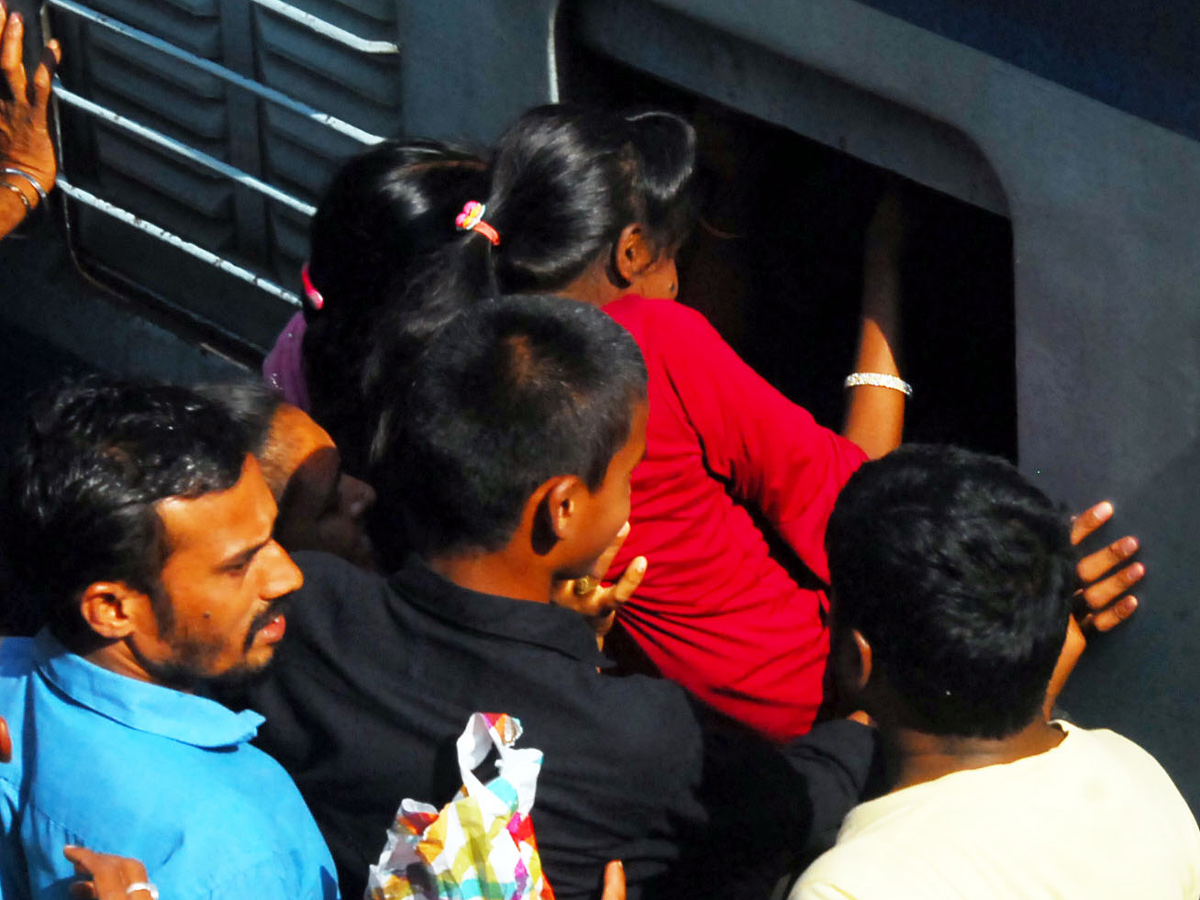 Heavy Rush at secunderabad railway station photo gallery - Sakshi3