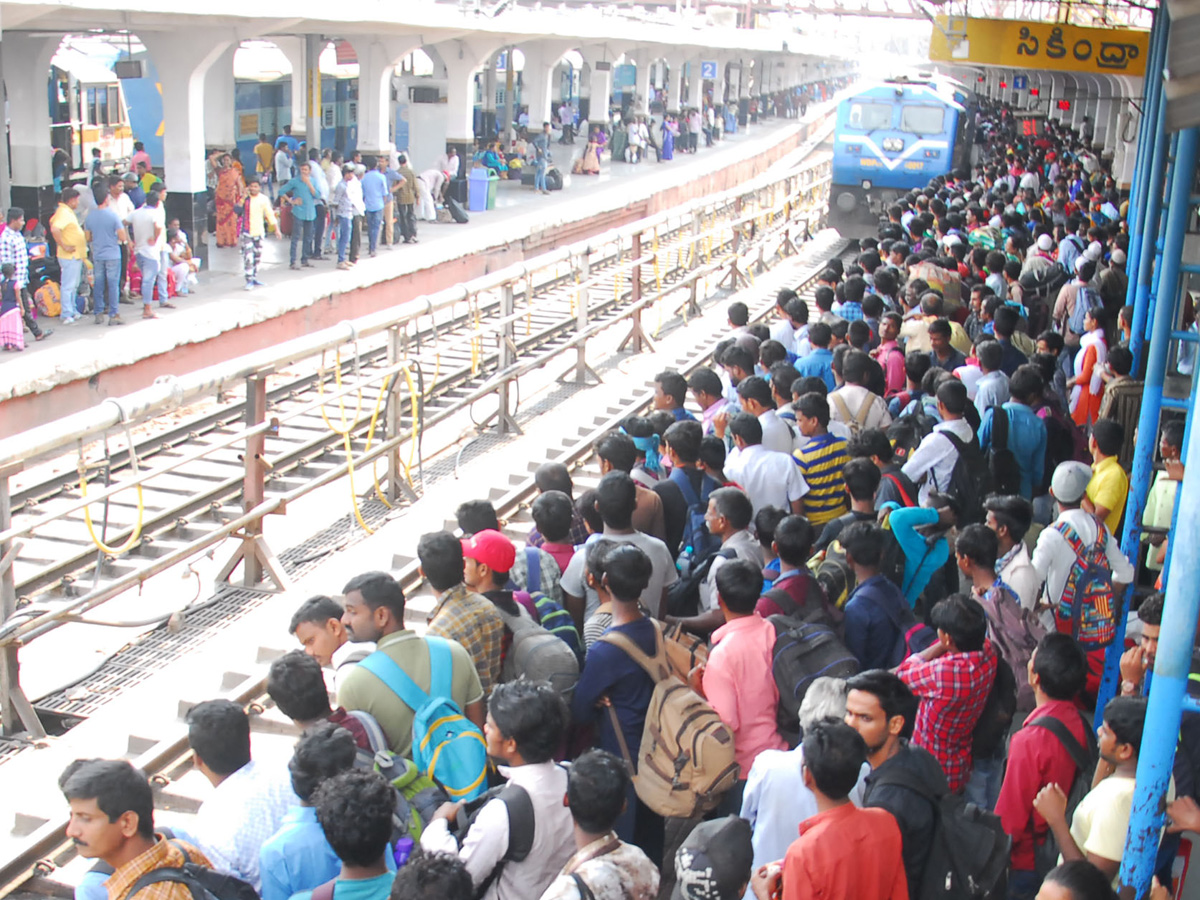 Heavy Rush at secunderabad railway station photo gallery - Sakshi5