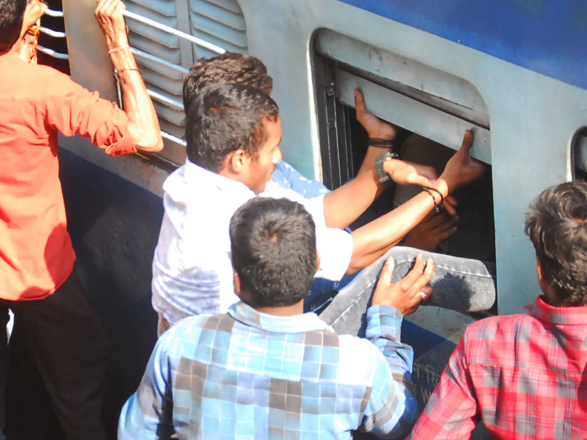 Heavy Rush at secunderabad railway station photo gallery - Sakshi7