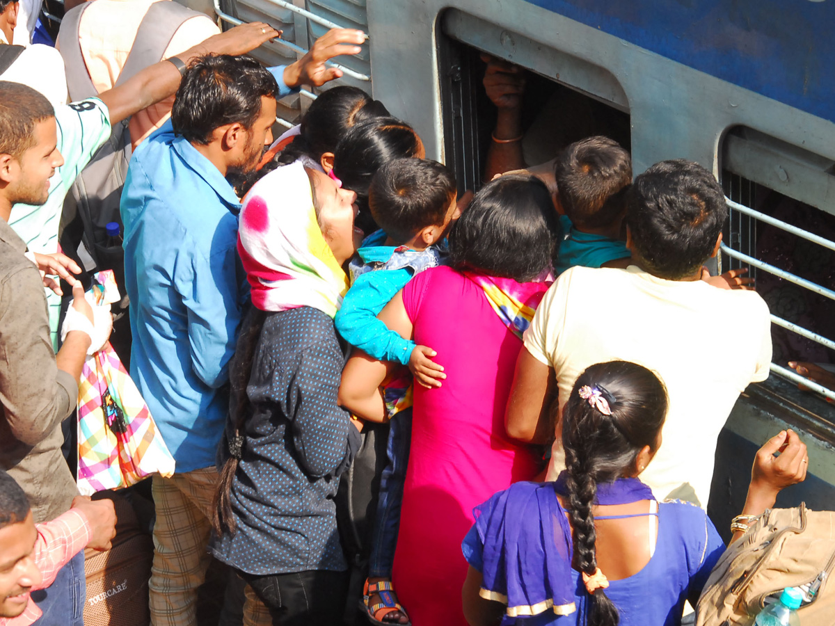 Heavy Rush at secunderabad railway station photo gallery - Sakshi9