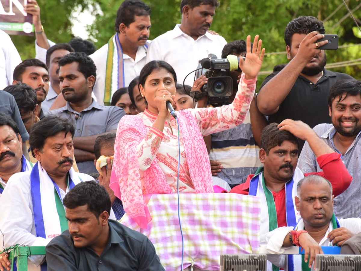 YS Sharmila public meeting at jaggayyapeta Photo Gallery  - Sakshi4