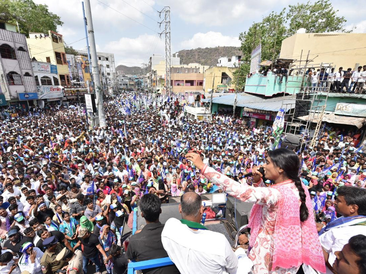 YS Sharmila Speech In Vijayawada Public Meeting Photo Gallery - Sakshi10