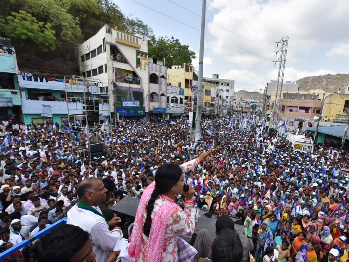 YS Sharmila Speech In Vijayawada Public Meeting Photo Gallery - Sakshi14