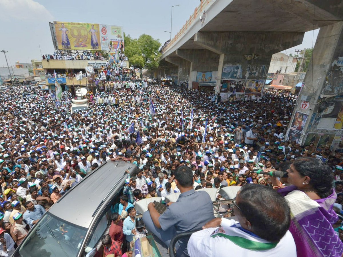 YS vijayamma public meeting at Dhone  photo Gallery - Sakshi11