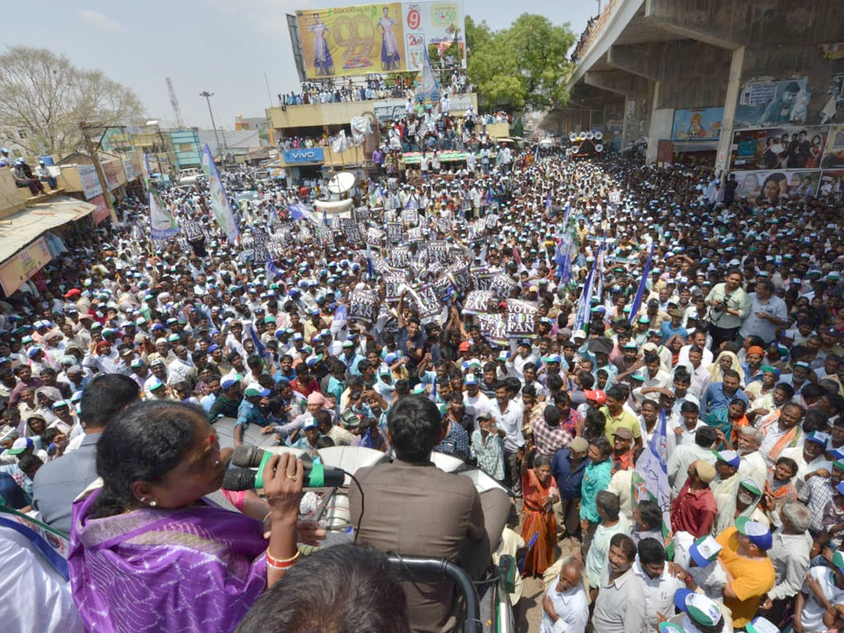 YS vijayamma public meeting at Dhone  photo Gallery - Sakshi9