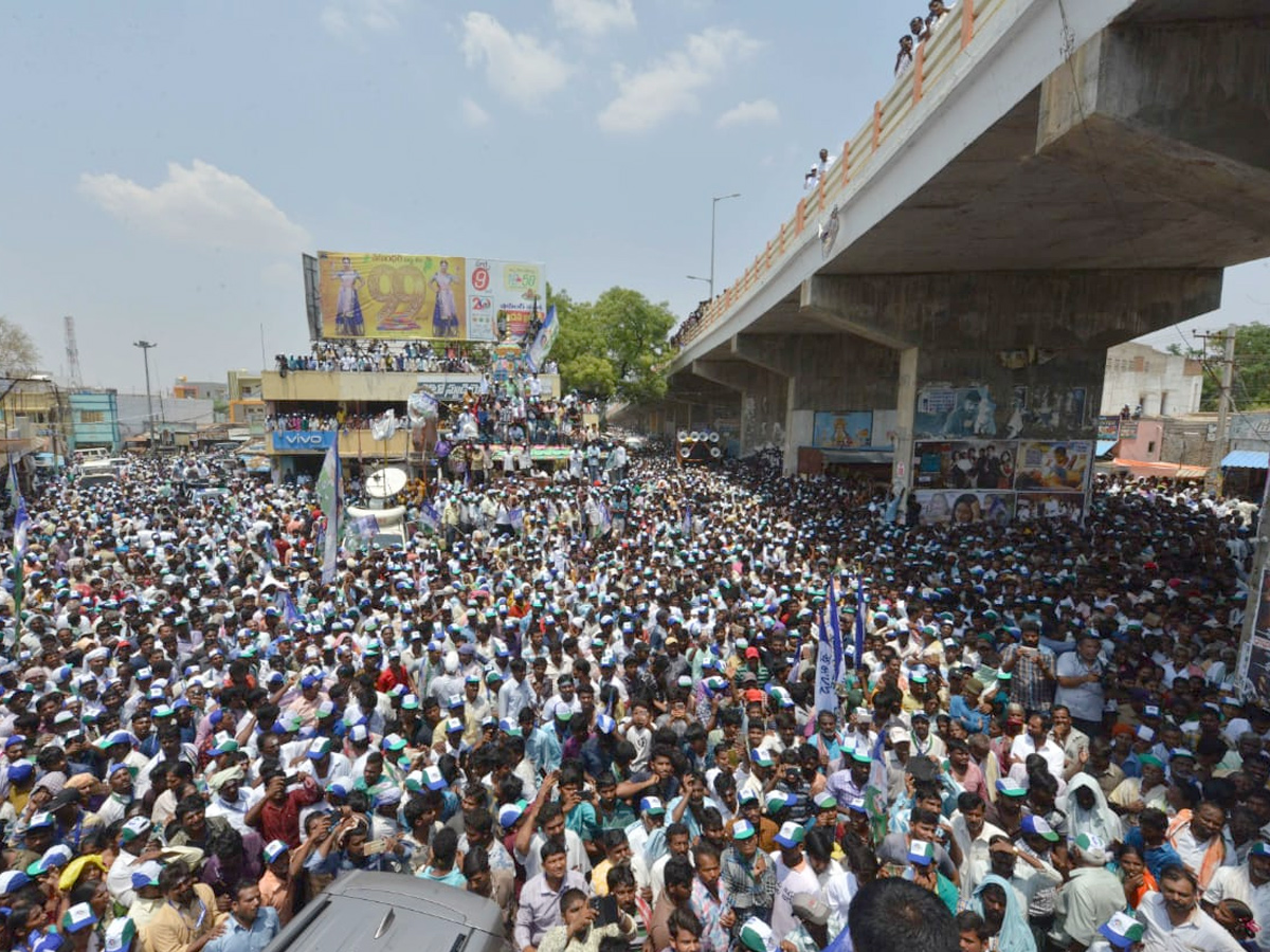 YS vijayamma public meeting at Dhone  photo Gallery - Sakshi10