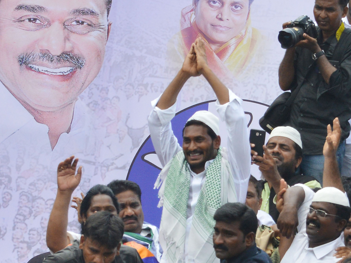 YS jagan public meeting at Mangalagiri Photo Gallery - Sakshi10