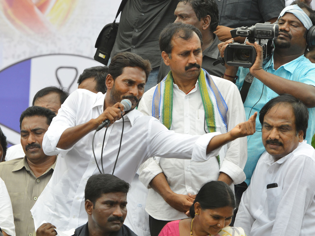 YS jagan public meeting at Mangalagiri Photo Gallery - Sakshi4