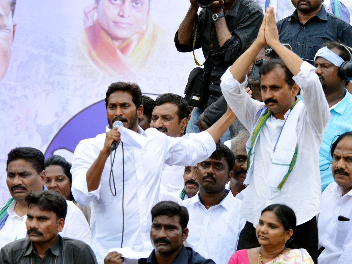 YS jagan public meeting at Mangalagiri Photo Gallery - Sakshi5