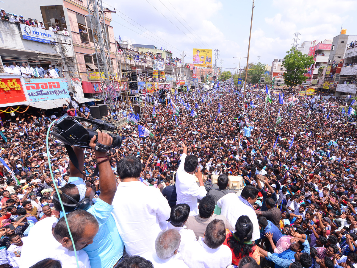 YS jagan public meeting at Mangalagiri Photo Gallery - Sakshi9