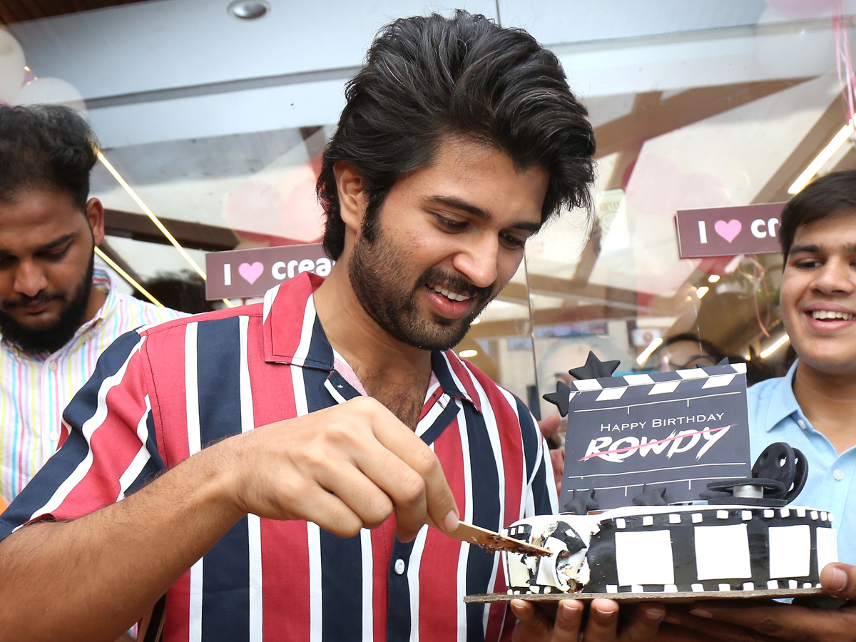 Vijay Devarakonda Birthday Celebrations with Cream Stone Photo Gallery - Sakshi2