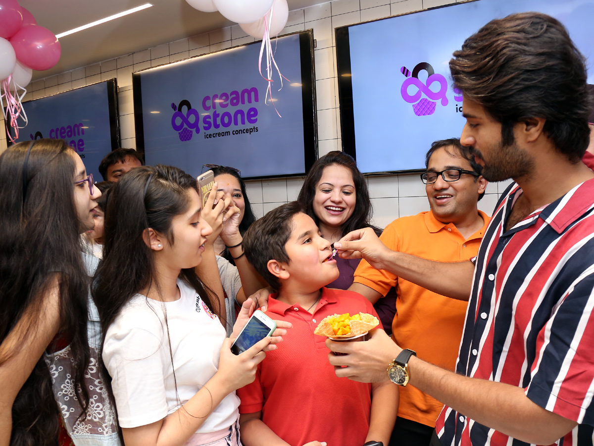 Vijay Devarakonda Birthday Celebrations with Cream Stone Photo Gallery - Sakshi3