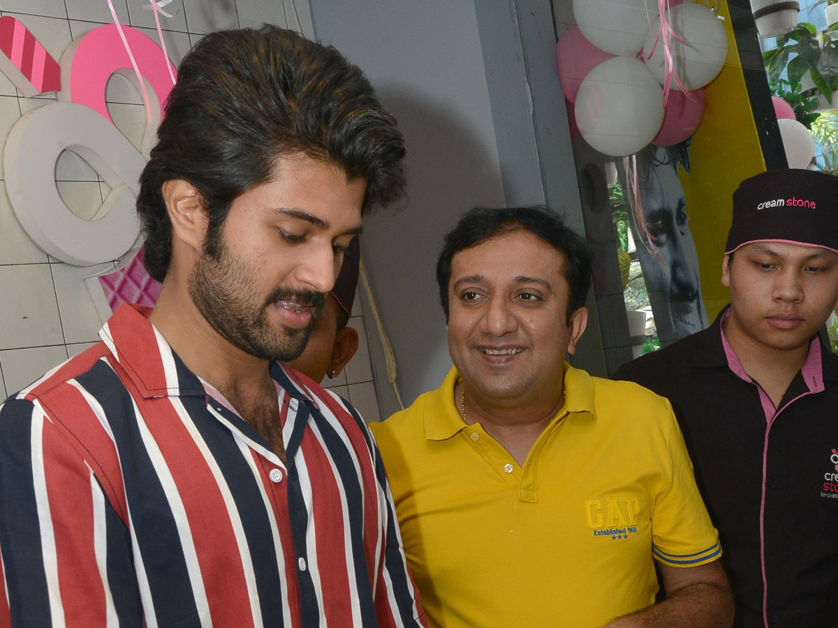 Vijay Devarakonda Birthday Celebrations with Cream Stone Photo Gallery - Sakshi8