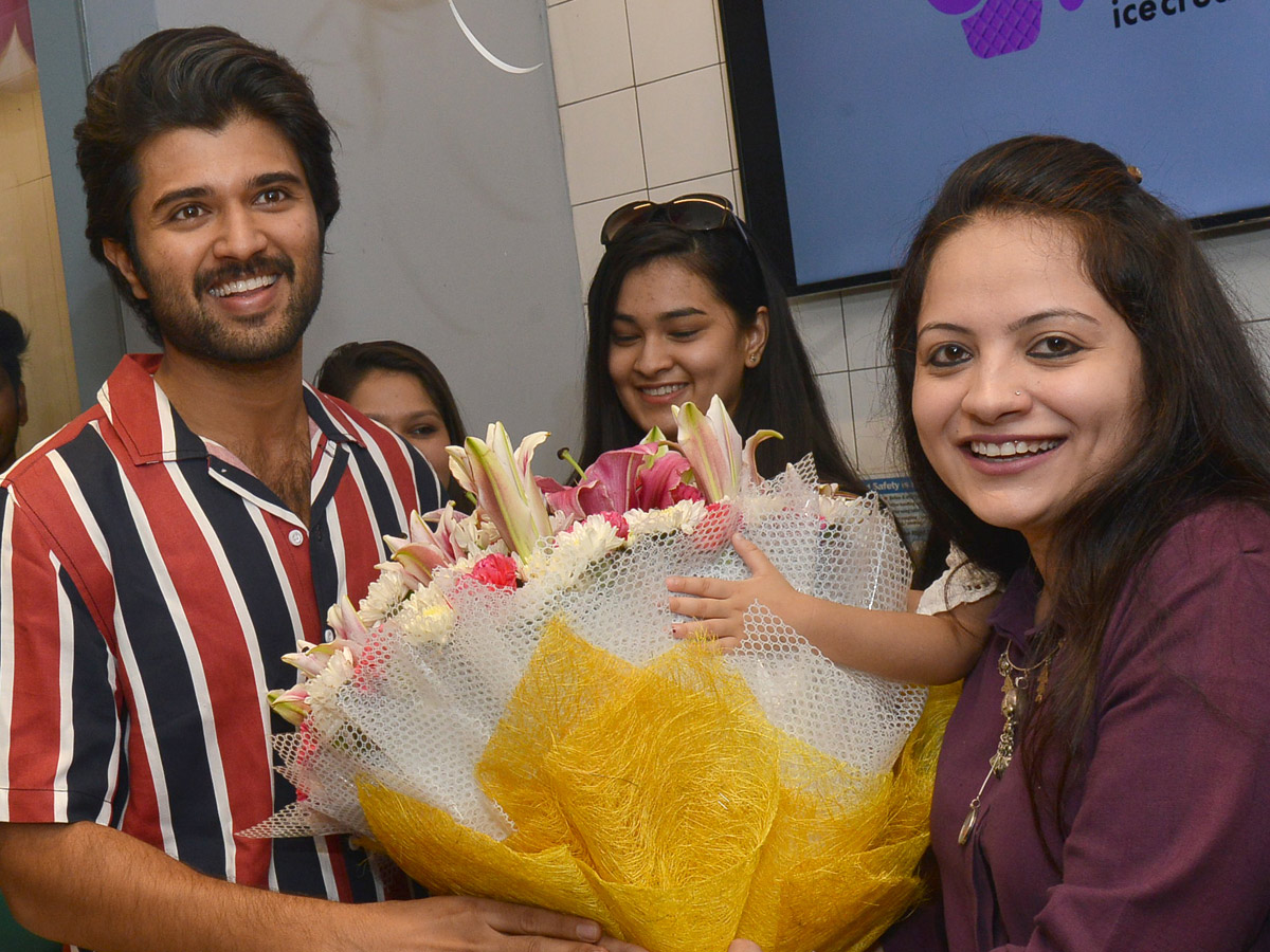 Vijay Devarakonda Birthday Celebrations with Cream Stone Photo Gallery - Sakshi9