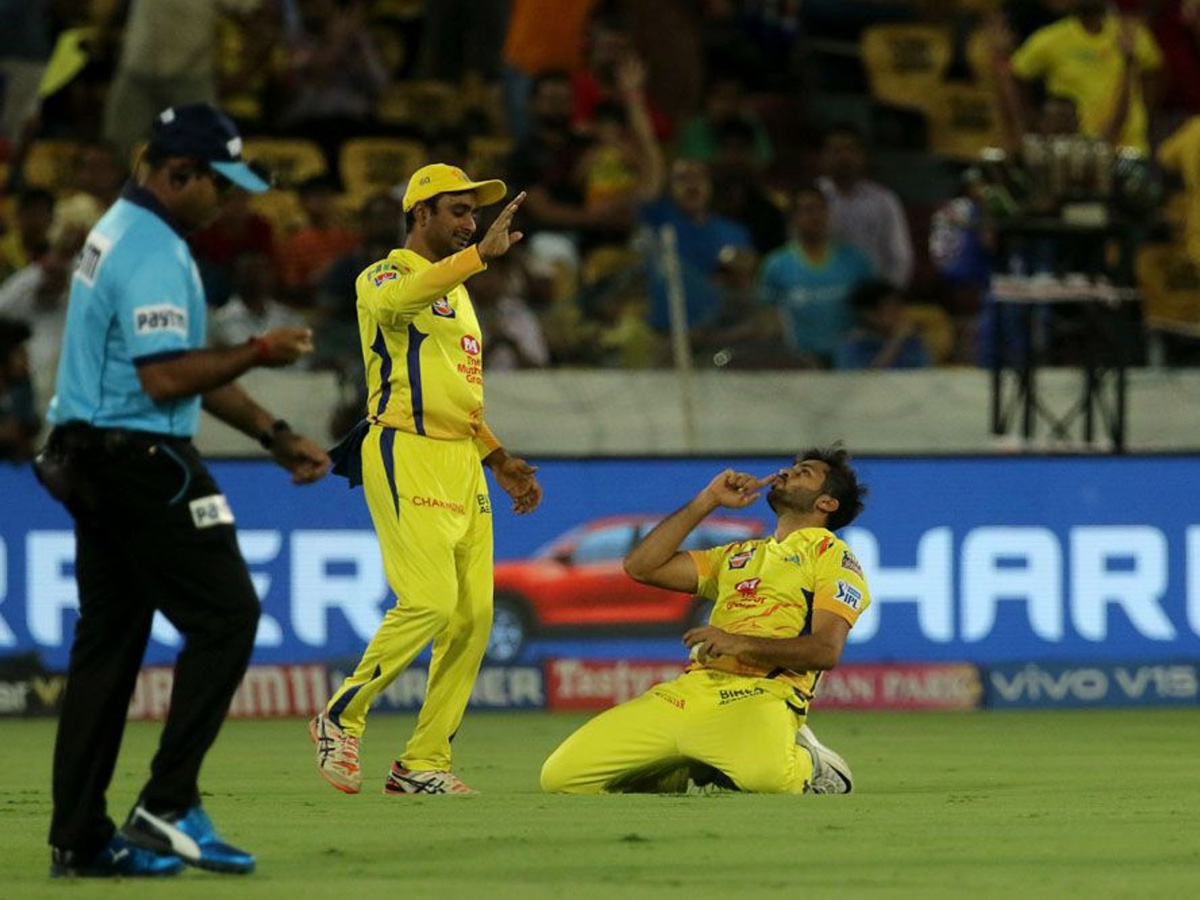 Mumbai Indians beat Chennai Super Kings by 1 run photo Gallery - Sakshi16