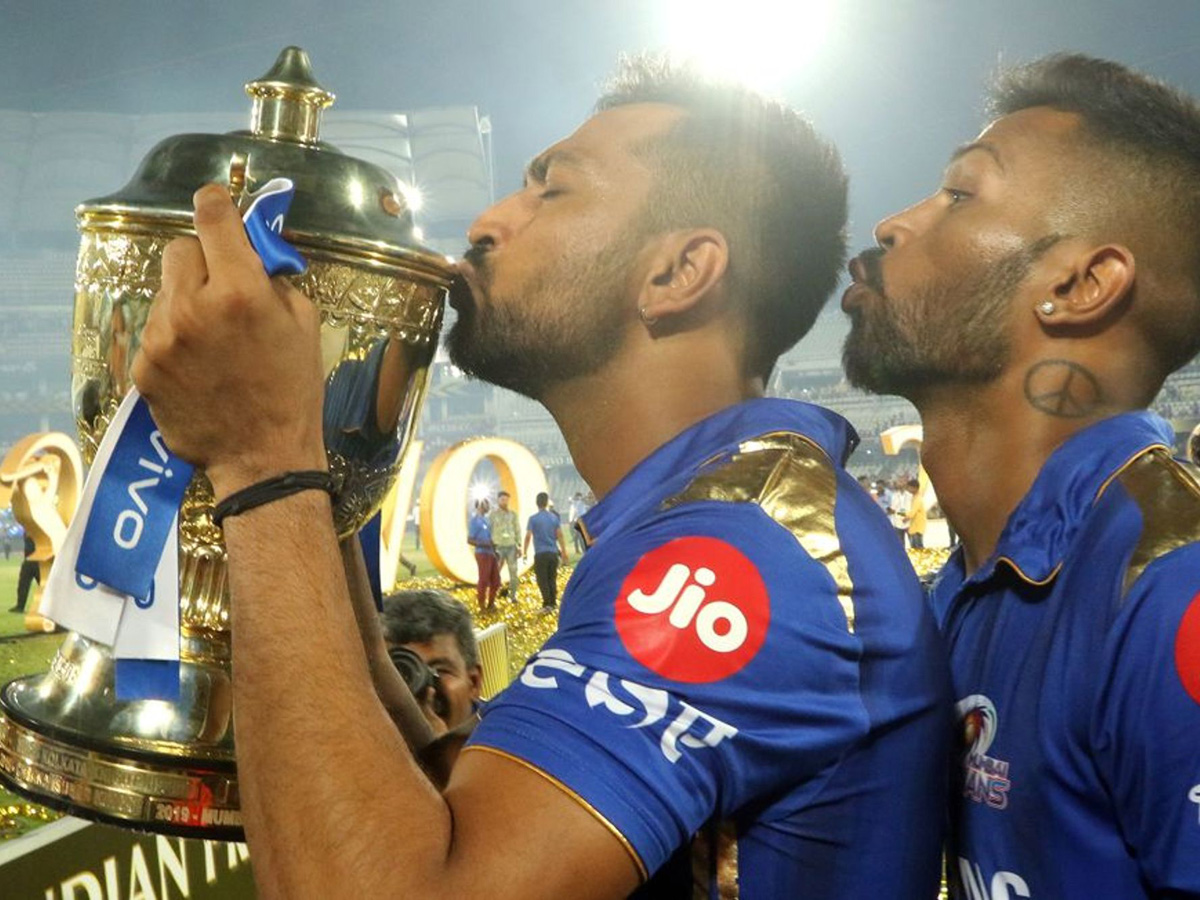 Mumbai Indians beat Chennai Super Kings by 1 run photo Gallery - Sakshi3