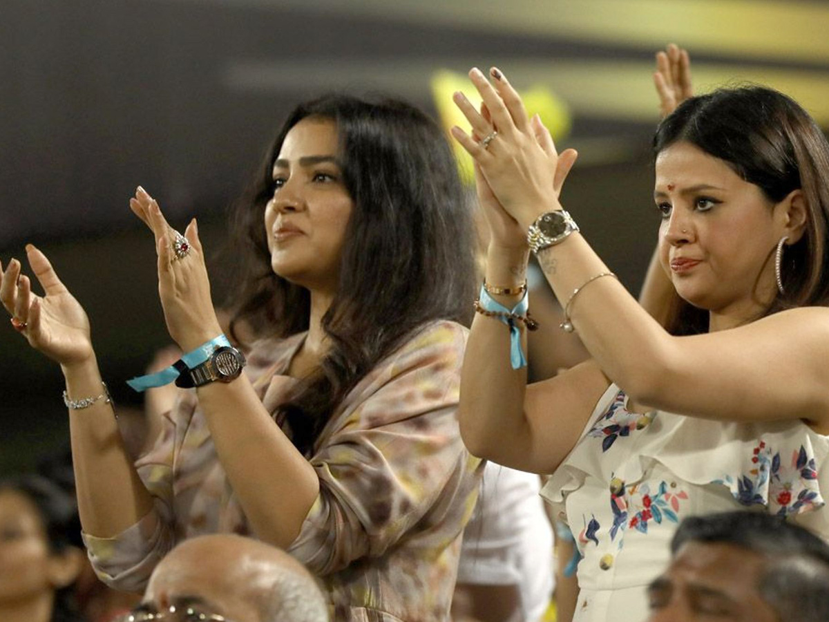 Mumbai Indians beat Chennai Super Kings by 1 run photo Gallery - Sakshi11