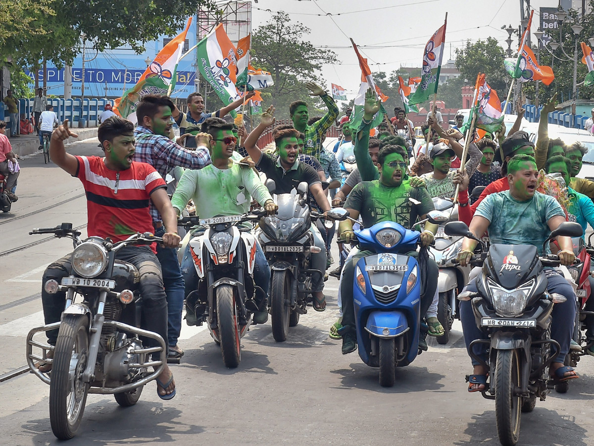 BJP supporters celebrate after trends indicate clean sweep  for NDA - Sakshi3