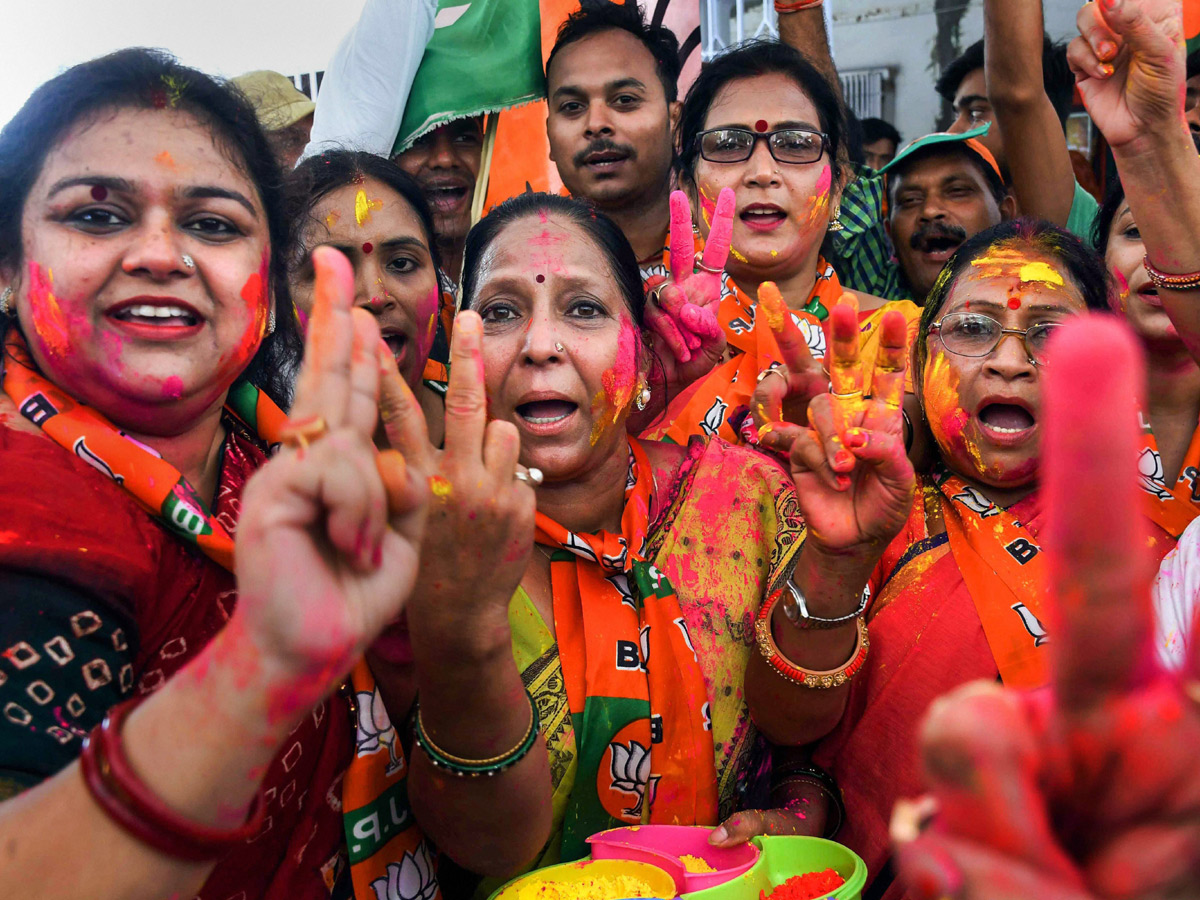 BJP supporters celebrate after trends indicate clean sweep  for NDA - Sakshi22