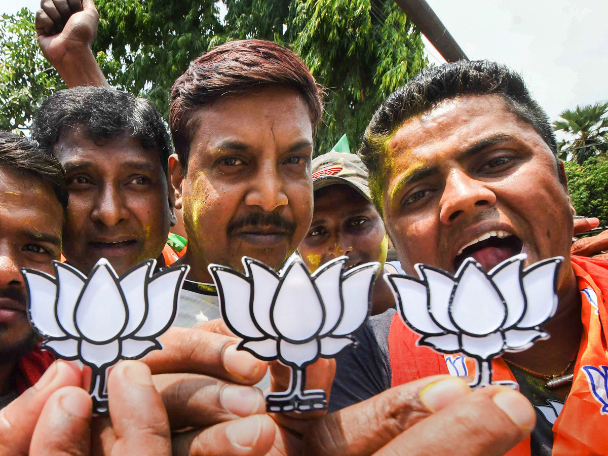 BJP supporters celebrate after trends indicate clean sweep  for NDA - Sakshi23