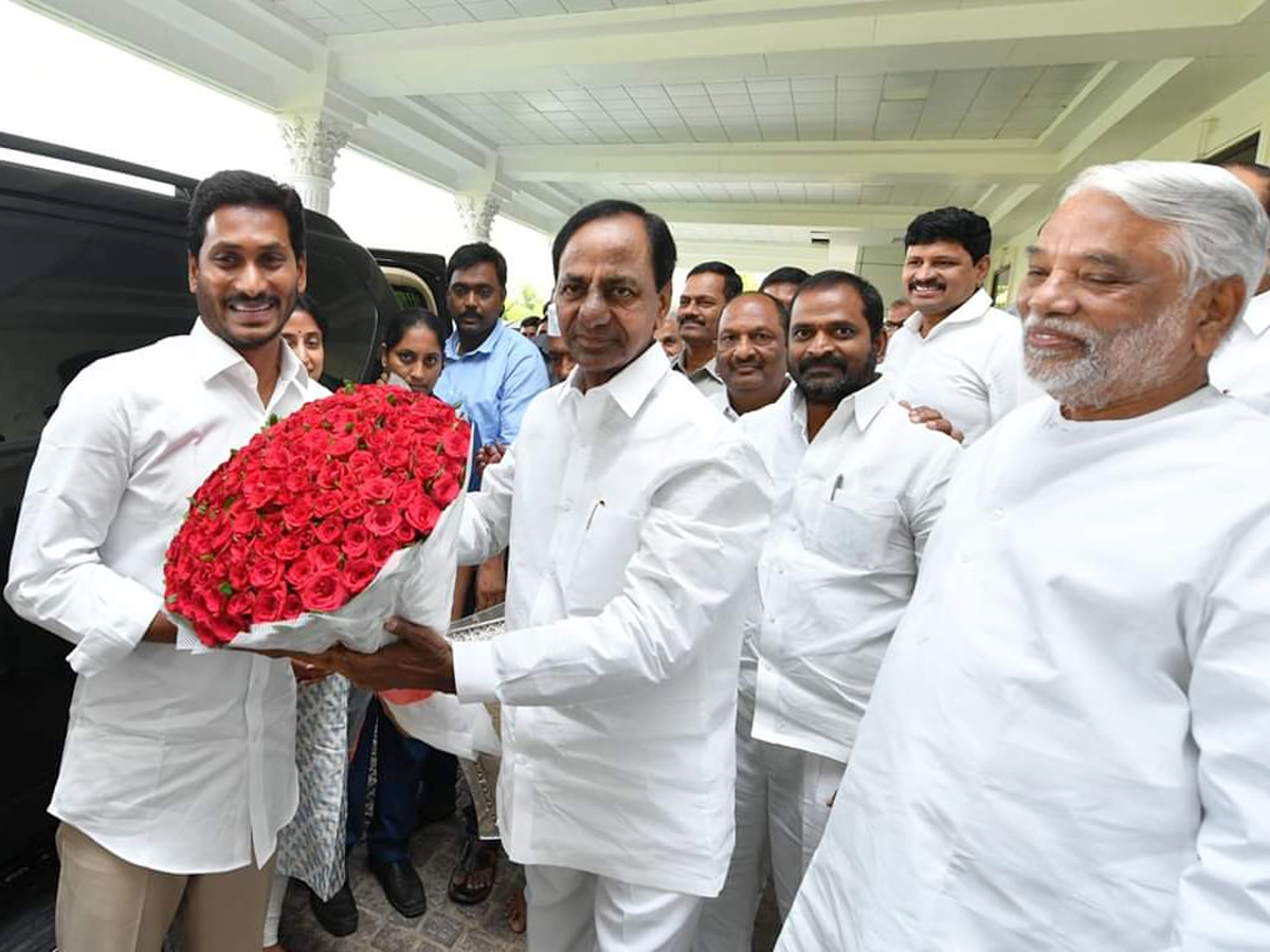 YS Jagan meets Telangana CM KCR in Pragathi bhavan Photo Gallery - Sakshi1