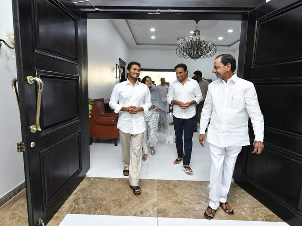 YS Jagan meets Telangana CM KCR in Pragathi bhavan Photo Gallery - Sakshi8