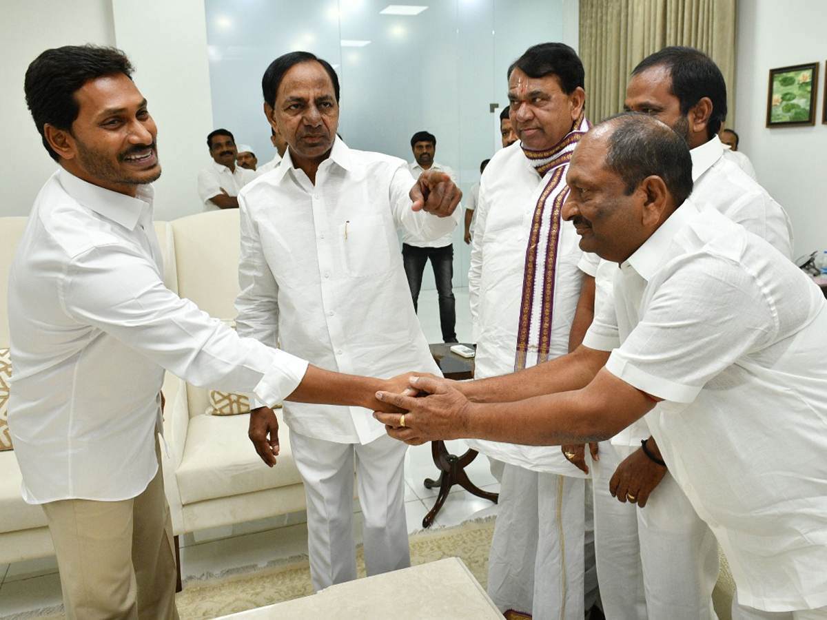 YS Jagan meets Telangana CM KCR in Pragathi bhavan Photo Gallery - Sakshi2