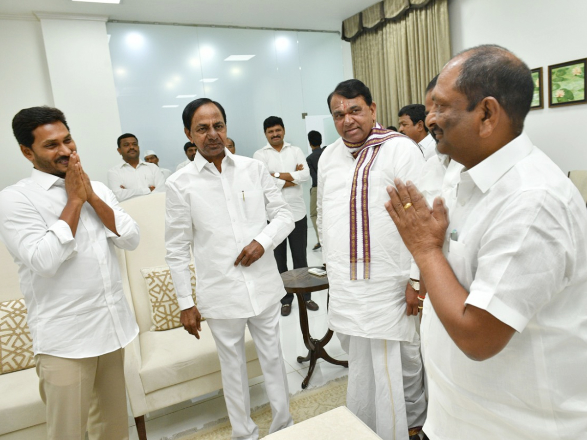 YS Jagan meets Telangana CM KCR in Pragathi bhavan Photo Gallery - Sakshi3