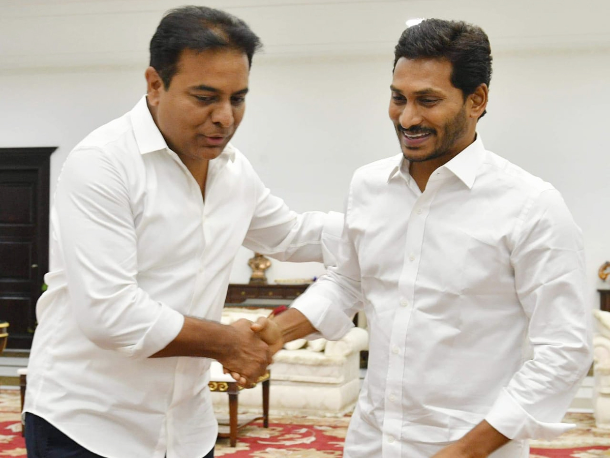 YS Jagan meets Telangana CM KCR in Pragathi bhavan Photo Gallery - Sakshi4