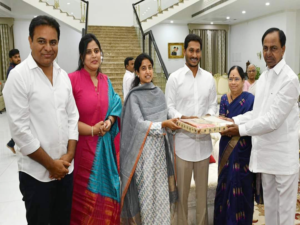 YS Jagan meets Telangana CM KCR in Pragathi bhavan Photo Gallery - Sakshi5